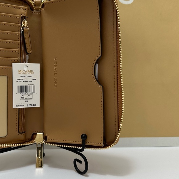 Michael Kors Wallet - Picture 8 of 9